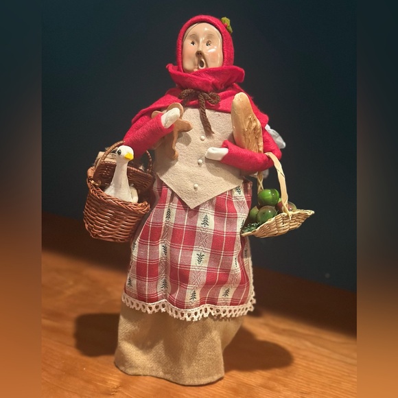 EUC Vintage BYERS' 1995 Woman Shopper with Goose, Gingerbread, Apples & Bread - Picture 1 of 10
